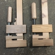 Premier serre-joint à gauche et la version remasterisé à droite.