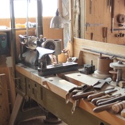 Le Tour d'affutage. Ici avec la meule ronde pour affuter les crochets et les gouges à creuser