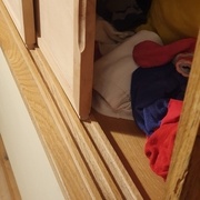 Rainures et poignées (et comme vous pouvez le voir, les portes cachent très bien le bazar derrière !)