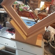 petits coins dans un trait de scie pour renforcer l'assemblage d'onglet