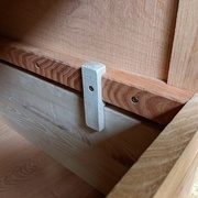 Glissière avec la petite cale insérée à mi-bois, qui sert de butée aux deux tiroirs (celui du bas est en place)