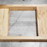 Les traverses en porte-à-faux. On voit les ouvertures pour la fixation, les trous des écrous et les pièces transversales.