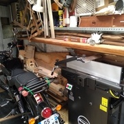 En face de l'établi la petite dernière fraîche du jour (Holzprofi DR250) dans le prolongement d'un tas de bois