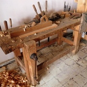 Établi parfait pour l'apprentissage de base (il manque le tiroir qui est utile aussi)