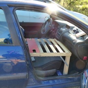 Avant du lit (fauteuil copilote ouvert au maximum)