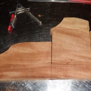 La chute dans laquelle j'ai taillé le plateau et les pions sombres