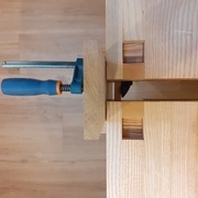 Permet de bloquer rigidement une pièce verticale tenue en façade par la presse parisienne