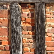 Potelets dans un colombage ancien