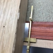 On positionne la cale de façon à faire la coupe à l'intérieur