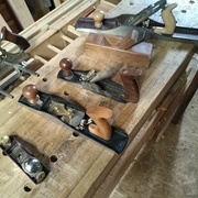 la varlope avec un fer suédois, le rabot bois, le scrub plane, un 62 que j'utilise sur le bois tortueux ou pour recaler, le rabot de paume (mais pas guillaume) et mon stanley 45 pour le spécifique.