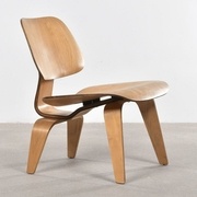 Fauteuil LCW en Chêne par Charles & Ray Eames années 50 https://www.pamono.fr