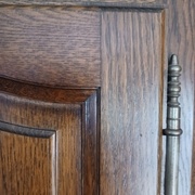 Chanfrein avec carré, la coupe est droite,  le contre profil est discret mais le contre profil est visible sur le haut de la porte