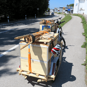 Les remorques en balade, avec le parasol sanglé sur le dessus.