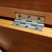 Pas évident de trouver les bonnes vis pour ce genre de charnières