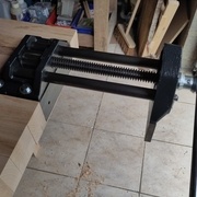 Il y a 21cm d'ouverture maximale pour cette presse. Mais il y aura deux machoires en bois qui vont limiter ça.