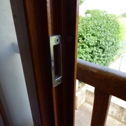 Gâche dans laquelle se loge le locquet en alu