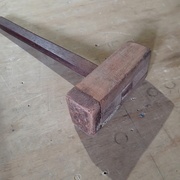 Sa plaquette de bois rouge est marquée pour avoir assommé un peu trop d'acier, mais elle tient. Derrière le bois qui avait éclaté avant que je la mette.