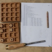 Fabrication des 16 pions uniques, en suivant une liste à cocher pour éviter les gaffes