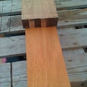 belle couleur de bois apres rabotage. Si vous avez une idée de l'éssence, n'ésitez pas