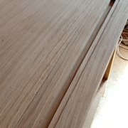 le passe câble pour l'écran (hdmi, alimentation)