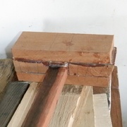 Le bois fraîchement coupé, assemblé par un mastic époxy. Avec la gravité comme serre-joint.