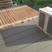 les lattes (à coté dans la caisse, un essaim qui attend sa ruche)