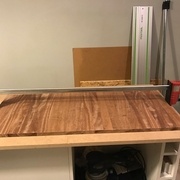 Avec le serrage pour éviter que tout bouge lors de la coupe