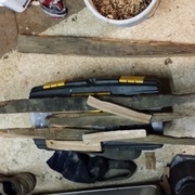 Le bois "brut" avant usinage et transformation en chevilles