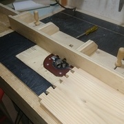 Réalisation de la rainure pour le fond des tiroirs à la défonceuse sous table