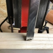 On fait buter la mèche sur la pièce à mortaiser pour régler la profondeur