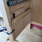 Fixation des traverses. Mise en place de cales épaisseur pour garantir l'affleurement avec les montants de meuble.r