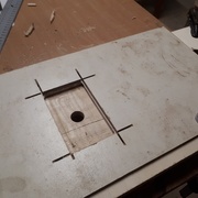 Défonçage de l'emplacement des joysticks pour les rapprocher de la surface, avec un gabarit et une bague à copier