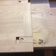 Ces tiges sur loquet se fichent dans le mur (le positionnement est forcé avec deux aimants)