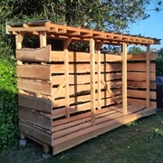 Le bardage est également terminé sur les côtés.