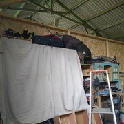 etagères pourries cachées par un drap