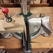 La coupe est propre, la cheville reste bien coincée pendant la découpe.