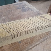 Découpes espacées. La profondeur doit être inférieur de quelques mm à la cote souhaitée.