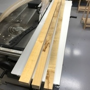 Un des montants du panneau est un assemblage de 3 pièces de bois