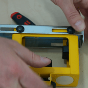 Bouton de réglage en hauteur remonté à l’intérieur du support DeWALT DE7024 pour libérer de la place pour la fixation de la butée numérique Pedante.