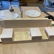 Collage montants latéraux et pièces intermédiaires