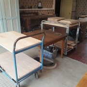 avec servantes (rarement vides)