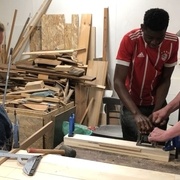 on s'entraine à utiliser la défonceuse pour les rainures