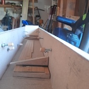 Systeme de cales pour positionner les pieces a surfacer