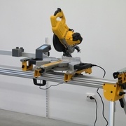 Butée numèrique pour scie à onglet Pedante entièrement installée sur un piétement DeWALT DE7023-XJ avec une scie à onglet DeWALT.