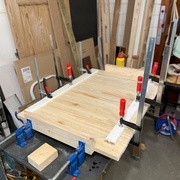 Collage et presse du plateau inférieur