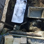 Coulage d'une petite fondation pour remettre un poteau neuf