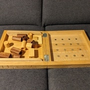 Boîte en hêtre ouverte avant de jouer