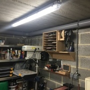 J'ai placé le tuyau le plus au plafond possible et en périphérie de l'atelier