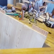 des cales dans la rainure pour éviter de l'éclater quand on travaille en appui dessus