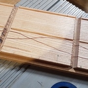 Une fois le fraisage fait : on voit ici l'utilité de passer en même temps les deux planchettes : pour s'assurer d'avoir la même dimension pour l'avant et l'arrière